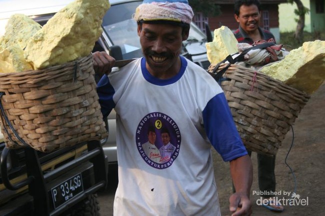 Melihat Langsung Kehidupan Pencari Belerang di Ijen