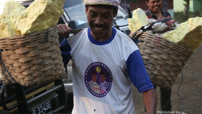 Melihat Langsung Kehidupan Pencari Belerang di Ijen
