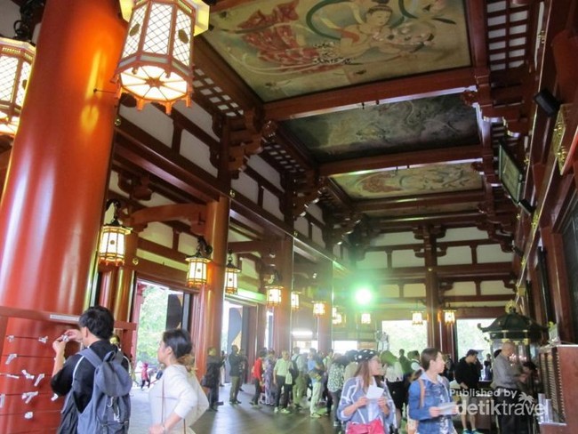 Melihat Orang Jepang Beribadah di Kuil Sensoji, Tokyo