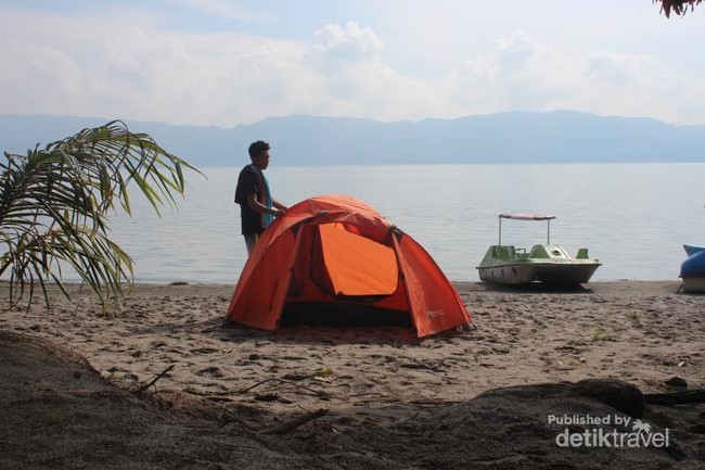 Melihat Pantai di Pulau Tengah Pulau