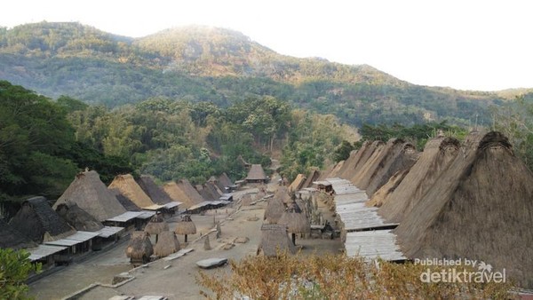 Melihat Peninggalan Zaman  Purba  di Kampung Adat Bena