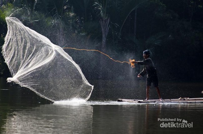 Melihat Warga Suku Baduy Menjala Ikan, Seru!