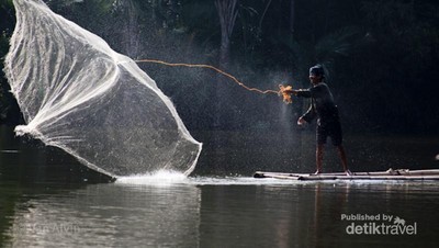 Melihat Warga Suku Baduy Menjala Ikan, Seru!