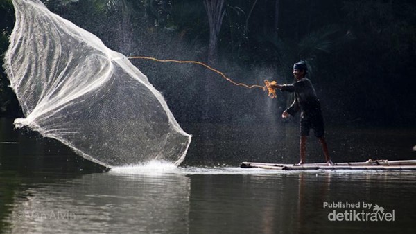 Melihat Warga Suku Baduy Menjala Ikan, Seru!