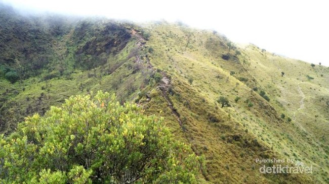 Melintasi Jembatan Setan di Gunung Merbabu