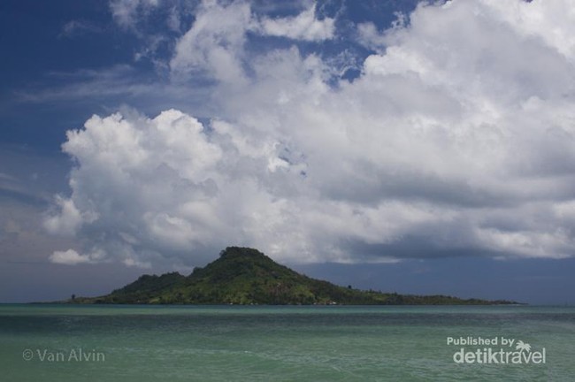 Melongok Pulau-pulau Indah di Selat Sunda