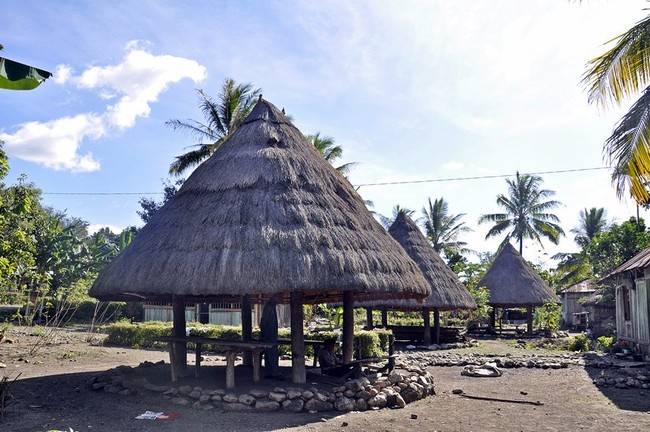 Meluangkan Waktu dengan Membuat Tenun Ikat