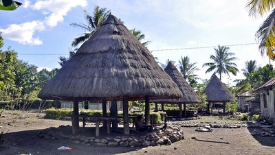 Meluangkan Waktu dengan Membuat Tenun Ikat