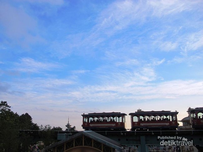 Memotret Senja di DisneySea Tokyo