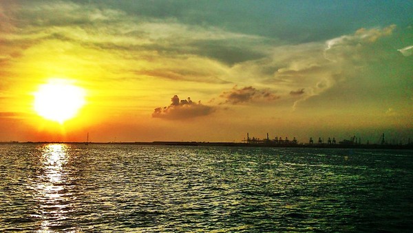 Menangkap Sunset Paling Indah di Selat Malaka