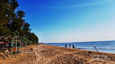 Menanti Kemilau Senja di Pantai Batakan