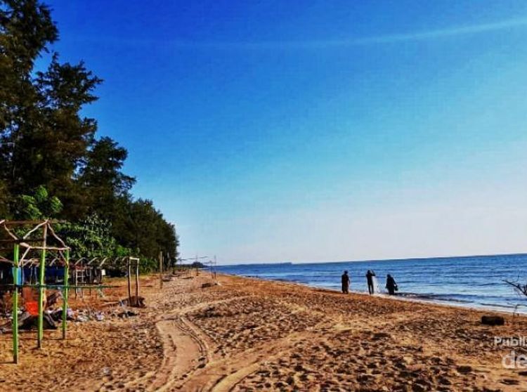 Menanti Kemilau Senja di Pantai Batakan
