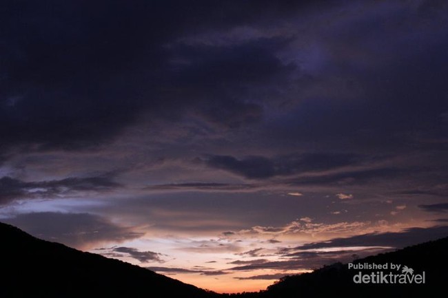 Menanti Kilau Emas Senja di Alun-Alun Suryakencana