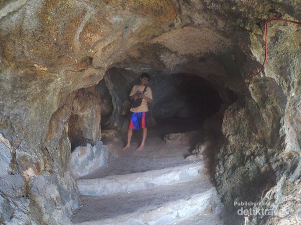 Traveler bisa masuk ke dalam goa