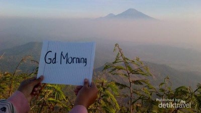 Menatap Lautan Awan dari Puncak Suroloyo di Kulon Progo