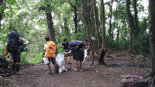 Mendaki Atap Jawa Barat