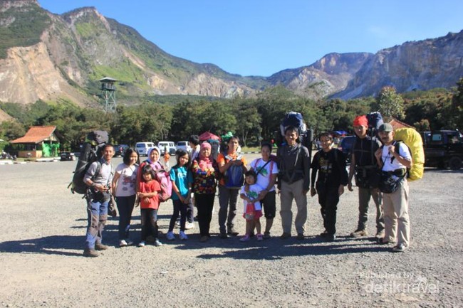 Mendaki Gunung Papandayan dengan Anak, Bisa!
