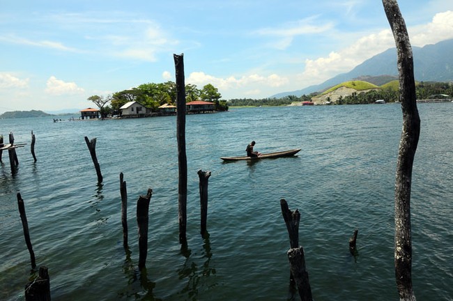 Mendayung Sampan ke Pulau Asei