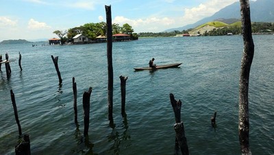 Mendayung Sampan ke Pulau Asei