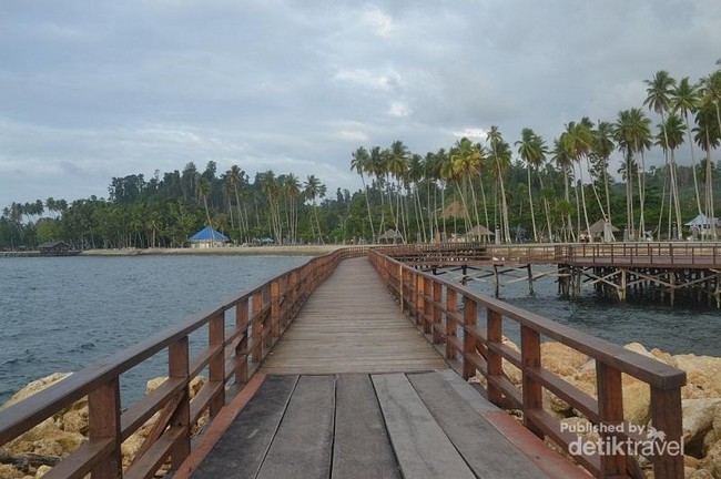 Menengok Pantai WTC yang Populer di Raja Ampat