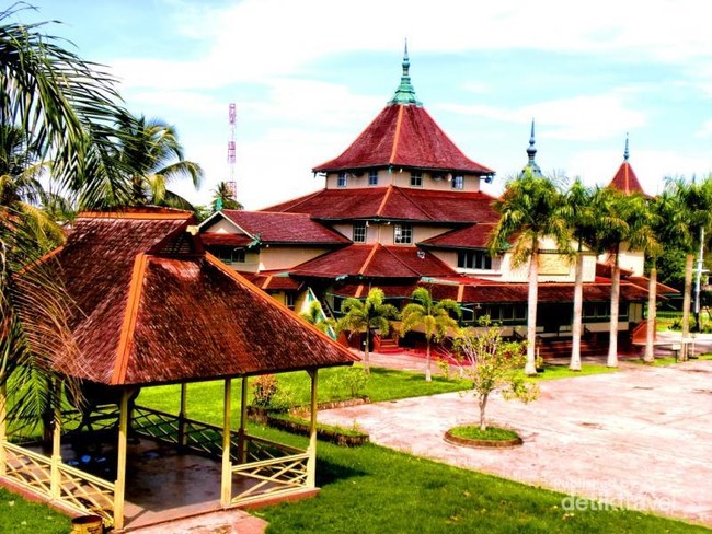 Mengagumi Istana Kesultanan Sambas di Kalbar
