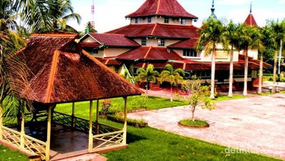 Mengagumi Istana Kesultanan Sambas di Kalbar