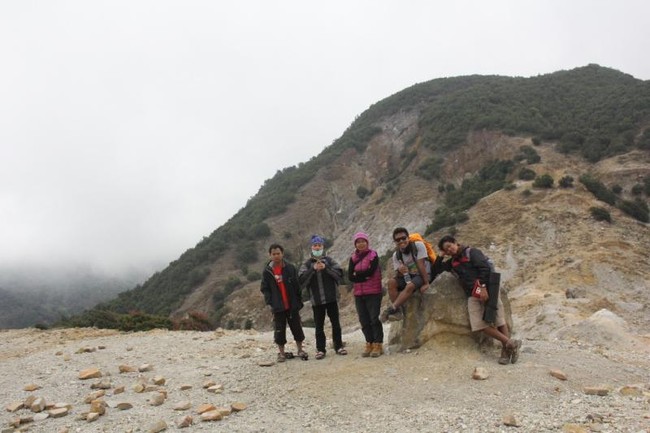 Mengagumi Kebesaran Sang Pencipta di Kawah Gunung Papandayan