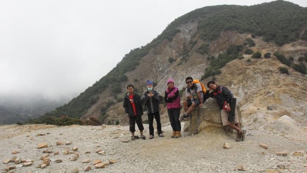 Mengagumi Kebesaran Sang Pencipta di Kawah Gunung Papandayan