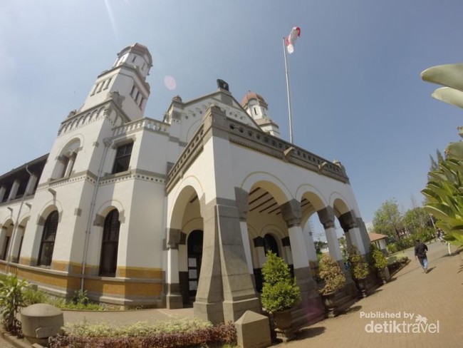 Mengagumi Sudut Cantik Lawang Sewu di Semarang