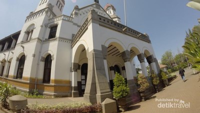 Mengagumi Sudut Cantik Lawang Sewu di Semarang