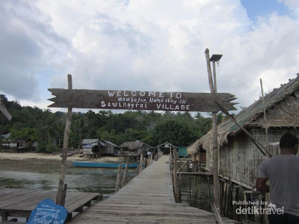 Desa Sawinggrai berada di Distrik Meos Mansar, Kabupaten Raja Ampat, Provinsi Papua Barat. Jaraknya hanya 2-4 jam dari Waisai menggunakan perahu.