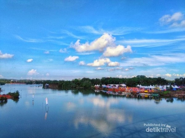 Panorama dari atas jembatan Sungai Carang