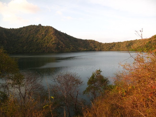 Menggantung Harapan di Tepi Danau Satonda