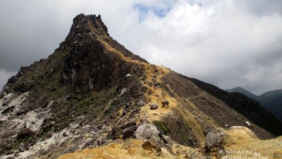 Menggapai Langit di Puncak Gunung Sibayak