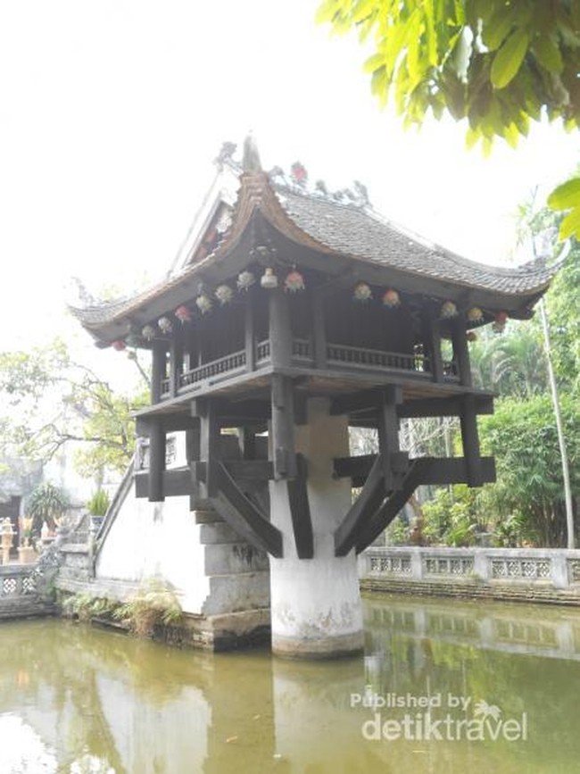 Mengharap Berkah di One Pillar Pagoda Hanoi