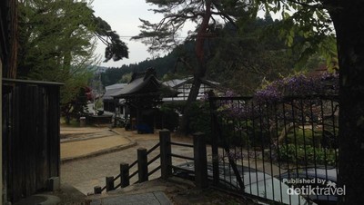 Mengintip Cantiknya Kuil di Takayama, Jepang