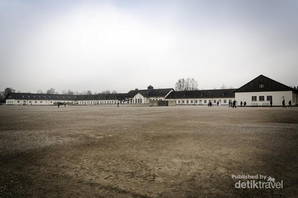 Lapangan luas di kompleks Dachau dimana para tahanan biasa berkumpul untuk absensi, yang bisa memakan waktu berjam-jam, dan tahanan harus tetap berbaris sampai selesai. Di tempat ini juga dilakukan hukuman bagi mereka yang membangkang Lapangan luas di kompleks Dachau dimana para tahanan biasa berkumpul untuk absensi, yang bisa memakan waktu berjam-jam, dan tahanan harus tetap berbaris sampai selesai. Di tempat ini juga dilakukan hukuman bagi mereka yang membangkang