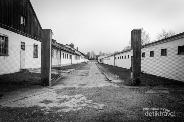 Salah satu sudut barak yang dikelilingi kawat.  Tujuan pertama kamp konsentrasi Dachau adalah tempat tahanan politik, tapi kemudian ditambah dengan pekerja paksa, tahanan orang Yahudi dan lain-lain, dari dalam dan luar Jerman.