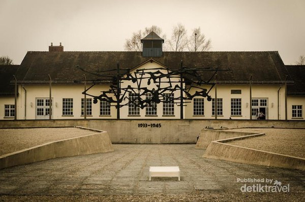 Pemandangan dari salah satu sudut kompleks barak.  Selain barak penjara, ada juga gedung kremasi, kantor administrasi dan juga gudang penyimpanan barang-barang dari tawanan. Dachau juga menjadi tempat eksperimen dimana banyak tawanan