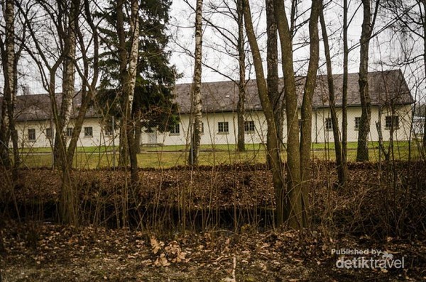 Kamp konsentrasi Dachau di bebaskan oleh tentara Amerika pada tanggal 1 May 1945, di ujung akhir perang dunia 2 dan kekalahan total Nazi.  Sebelum tentara Amerika datang, pasukan Nazi memaksa ribuan tawanan untuk berjalan selama 6