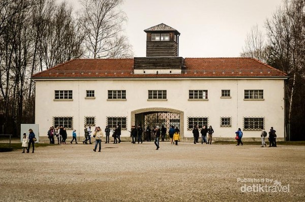 Pintu masuk utama kompleks Dachau.  Dachau terletak sekitar 15 km dari kota Munich, Jerman dan dibuka tahun 1933 oleh tangan kanan Hitler, Heinrich Himmler.