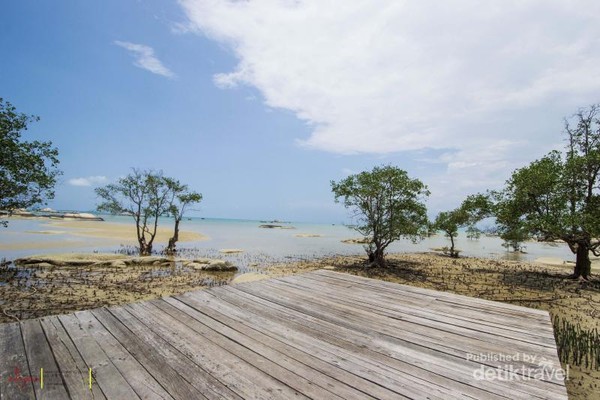 Mengintip Pantai Tapak Hantu di Bangka