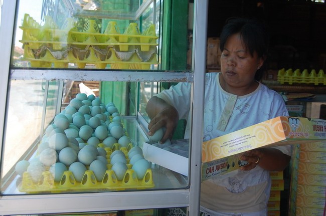 Mengintip Produksi Telor Asin di Brebes