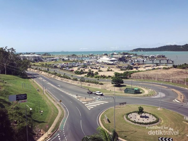 Shute Harbour Road, jalan utama dan tulang punggung Airlie Beach, dipenuhi deretan restoran luar-ruangan, kafe, dan bar Shute Harbour Road, jalan utama dan tulang punggung Airlie Beach, dipenuhi deretan restoran luar-ruangan, kafe, dan bar