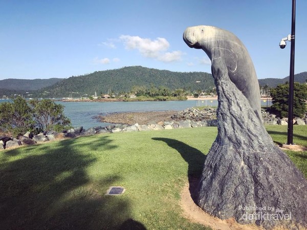 Airlie Beach merupakan tempat di Australia yang paling santai dan kosmopolitan. Shute Harbour Road, jalan utama dan tulang punggung Airlie Beach, dipenuhi deretan restoran luar-ruangan, kafe dan bar. Tiap Sabtu pagi tersedia pasar Airlie Beach merupakan tempat di Australia yang paling santai dan kosmopolitan. Shute Harbour Road, jalan utama dan tulang punggung Airlie Beach, dipenuhi deretan restoran luar-ruangan, kafe dan bar. Tiap Sabtu pagi tersedia pasar