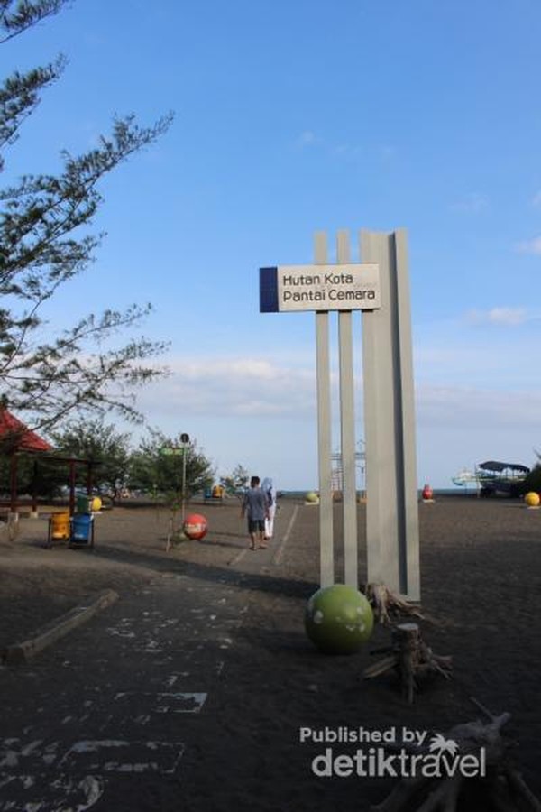 Pantai yang juga menjadi hutan kota menjadi salah satu tujuan wisata murah meriah bagi warga sekitar dan wisatawan yang tengah berkunjung ke Banyuwangi. Pantai yang juga menjadi hutan kota menjadi salah satu tujuan wisata murah meriah bagi warga sekitar dan wisatawan yang tengah berkunjung ke Banyuwangi.