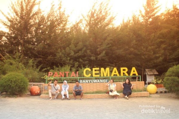 Seperti namanya, di pantai ini terdapat banyak pohon cemara yang tersebar di beberapa bagian pantai. Seperti namanya, di pantai ini terdapat banyak pohon cemara yang tersebar di beberapa bagian pantai.