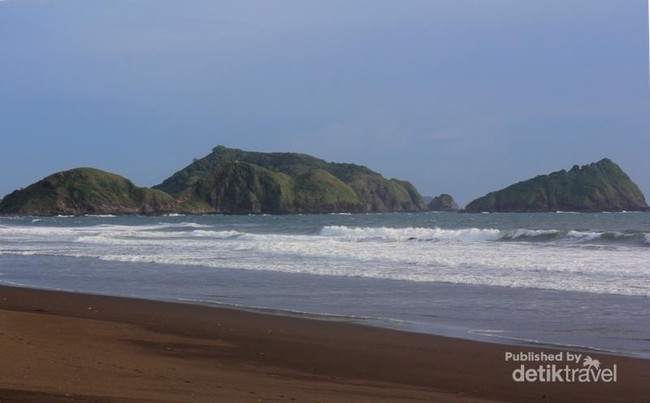 Menikmati 2 Pantai Indah di Jember Saat Senja