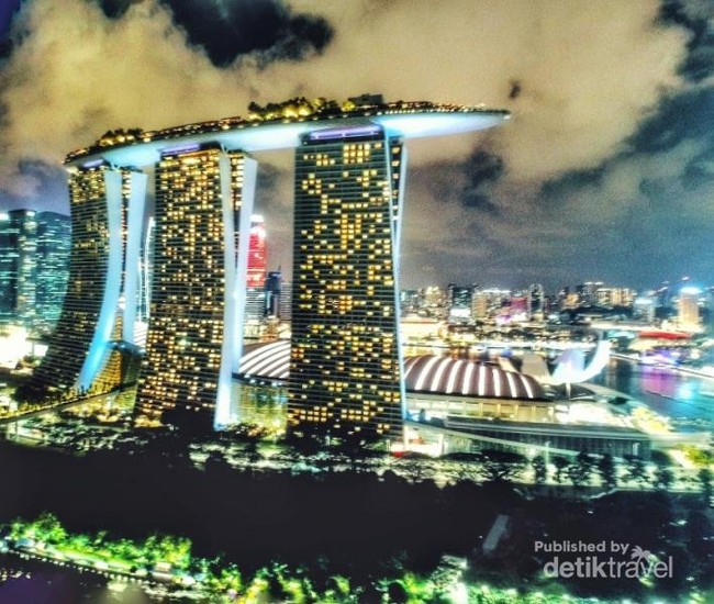 Menikmati Indah Malam Singapura dari Ketinggian