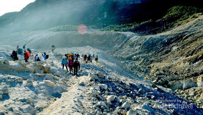 Menikmati Indahnya Gunung Papandayan di Garut